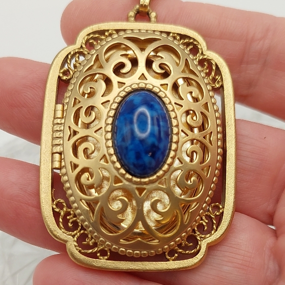Avon 70's 'Yesteryear' Gold-Tone Photo Locket Necklace Blue Stone Pendant EVC - Picture 6 of 17